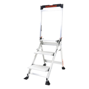 Escalera de Tijera / 3 Peldaños Jumbo / Altura 0.67 m (2.2 ft) / Capacidad 170 kg (375 lbs) / Barra Anti-caídas / Almohadillas Antideslizantes