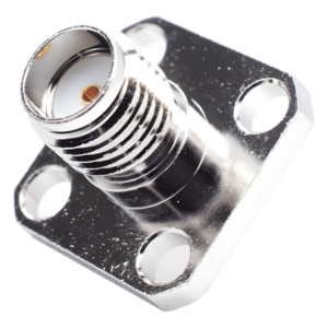 Conector SMA Hembra / Montaje Panel Cuadrado 12.7 mm (0.5 in) / 4 Perforaciones 8.64 mm (0.34 in) / Soldable / Níquel-Oro-PTFE