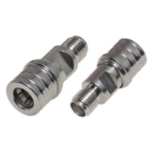 Adaptador RF en Línea / Conector QMA Macho a SMA Hembra / Rango 0-6 GHz / Impedancia 50 Ω / VSWR 1.25 Máximo / Aislante de Teflón